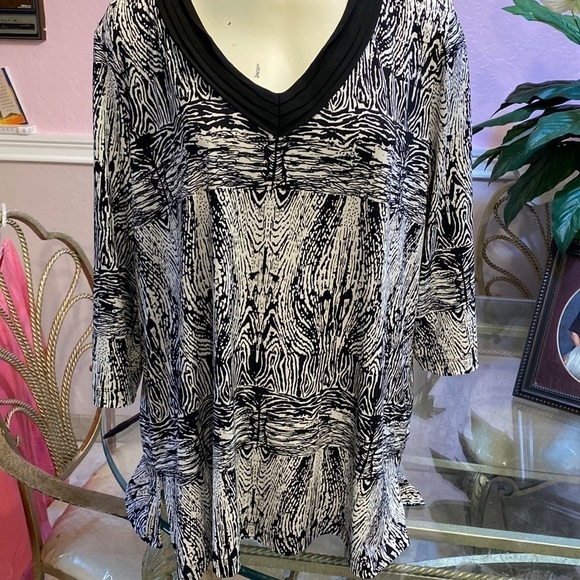 F womens Dana Buchman black stretch 3/4 sleeve plus size top 2x. EUC - Picture 1 of 3